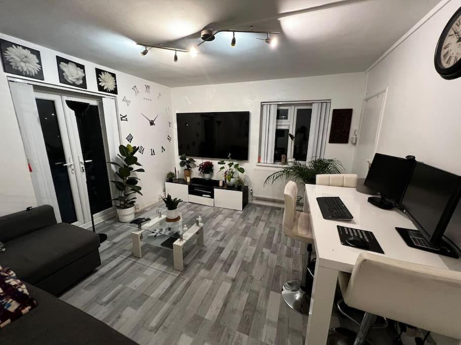 1-Bed Flat With Fast Wi-Fi In Prime Location 15Mins From Central London Londres Exterior foto
